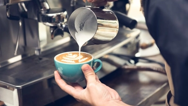 دورة مجانية أونلاين عن كيفية إعداد القهوة من المصنع إلى الكوب مقدمة من موقع Skillshare