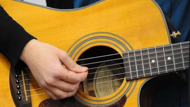 دورة عبر الإنترنت: أساسيات العزف على الجيتار