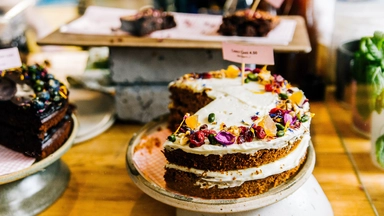 Free Online Course themed “Learn How to Bake Showstopper Cakes with BBC Good Food” offered by FutureLearn