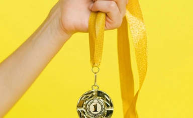 مسابقة القصة القصيرة StorySloth 500 للفوز بجوائز نقدية 2026