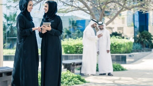 دورة مجانية عبر الإنترنت بعنوان تجربة الجامعة من برنامج الغرير للمفكرين اليافعين