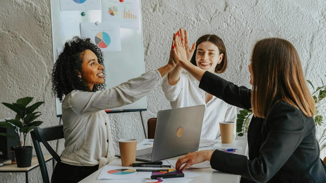 دورة مجانية عبر الإنترنت مقدمة من Coursera: مقدمة عن التفاوض: دليل استراتيجي لتصبح مُفاوضًا ذا مبادئ ومُقنعًا