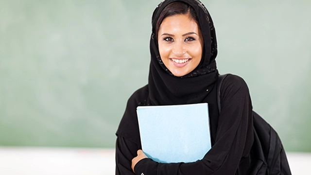 دورة مجانية عبر الإنترنت بعنوان نصائح لاختيار الكليات والجامعات من برنامج الغرير للمفكرين اليافعين