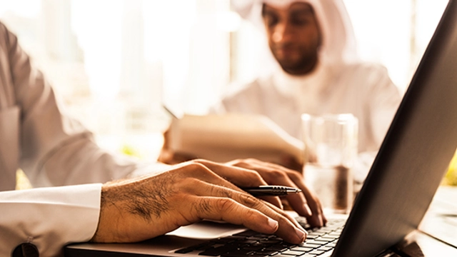 دورة مجانية عبر الانترنت بعنوان كيف تروي قصتك: خطابات التغطية من برنامج الغرير للمفكرين اليافعين