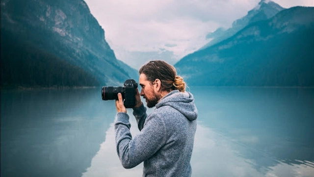 دورة مجانية أونلاين بعنوان "تعلم التصوير الفوتوغرافي كمحترف" مقدمة من موقع Skillshare