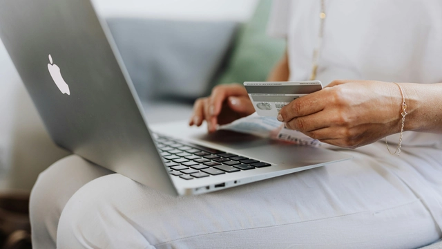 Free Online Course offered by Alison: Introduction to E-commerce Management