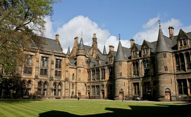منح بكالوريوس ممولة جزئيا للطلاب الدوليين من جامعة Glasgow في بريطانيا