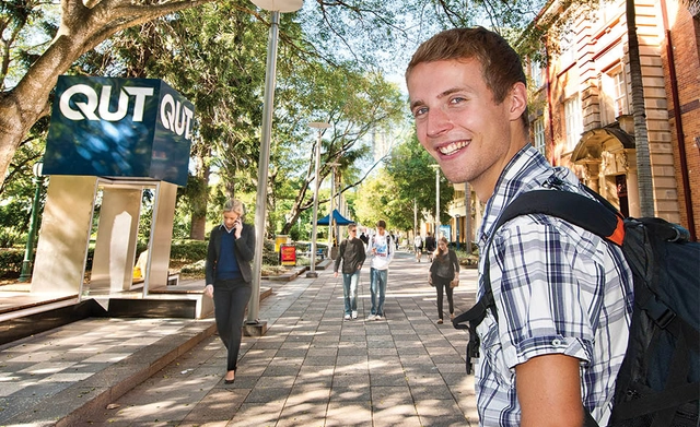 منح بكالوريوس ودراسات عليا في إدارة الأعمال من جامعة Queensland في أستراليا