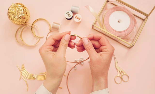 منحة بقيمة 3000 دولار في تصميم المجوهرات أو الفنون البصرية مقدمة من Larsen Jewellery