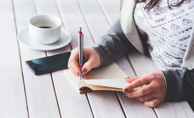 جائزة تمكين للمؤلفات الأكاديمية للنساء وفرصة نشر الأعمال الأكاديمية والحصول على منحة زمالة